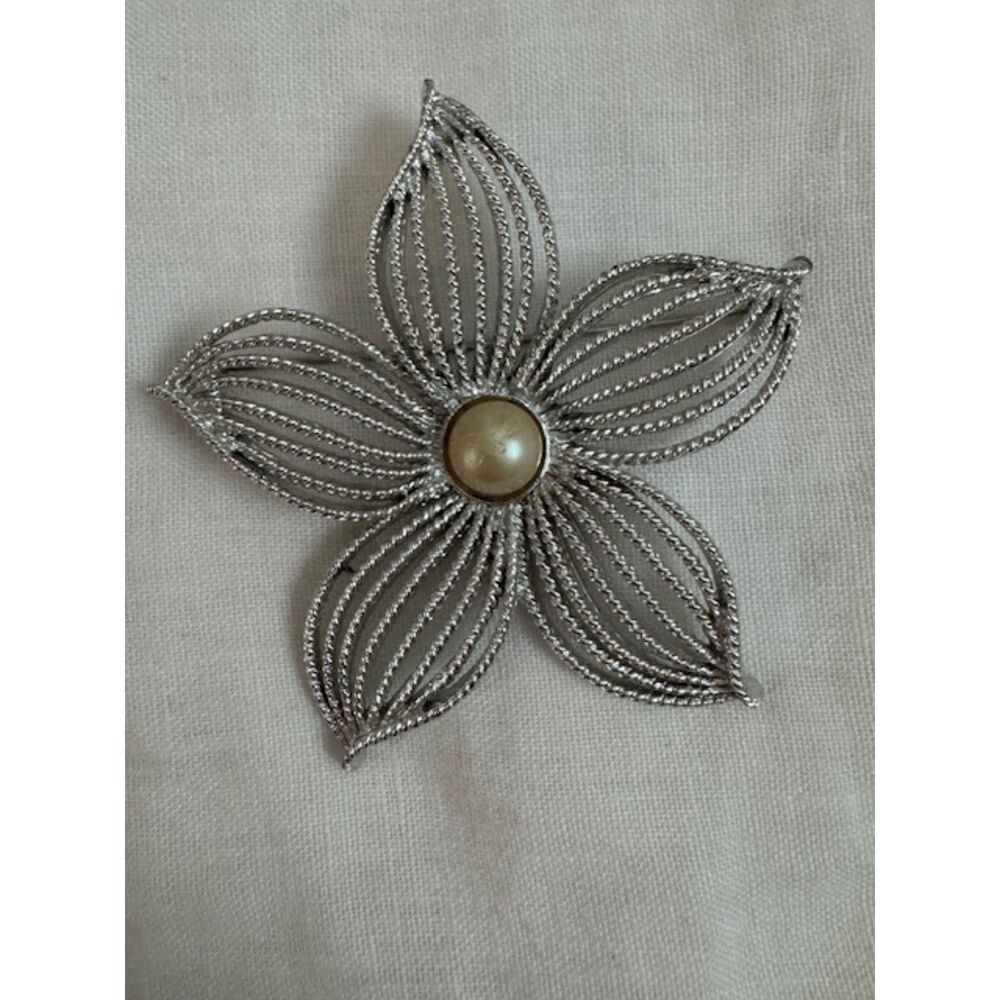 Vintage signed Sarah Coventry Silver-tone pearl flower brooch.